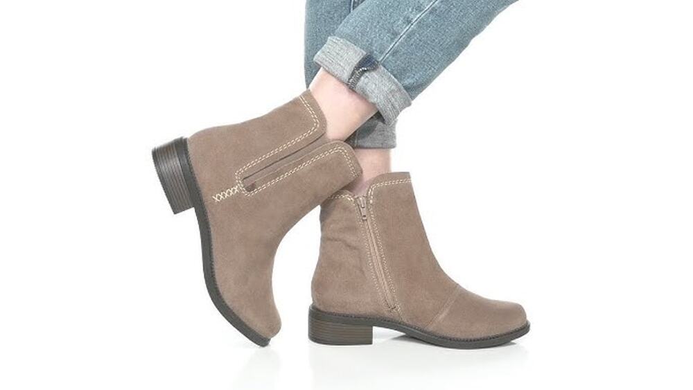 Clarks Women's Maye Zip ankle boot pebble suede comfort walking outdoor Size 6